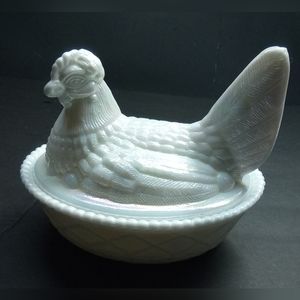 VINTAGE ROSS0/WESTMORELAND HEN ON NEST - PEARL WHITE COLORED GLASS CANDY BUTTER